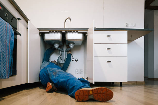 Professional Emergency Plumber technician working in Dennis, TX